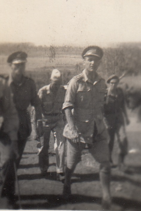 Generaal Spoor bezoekt zijn manschappen na de slag, augustus 1946.