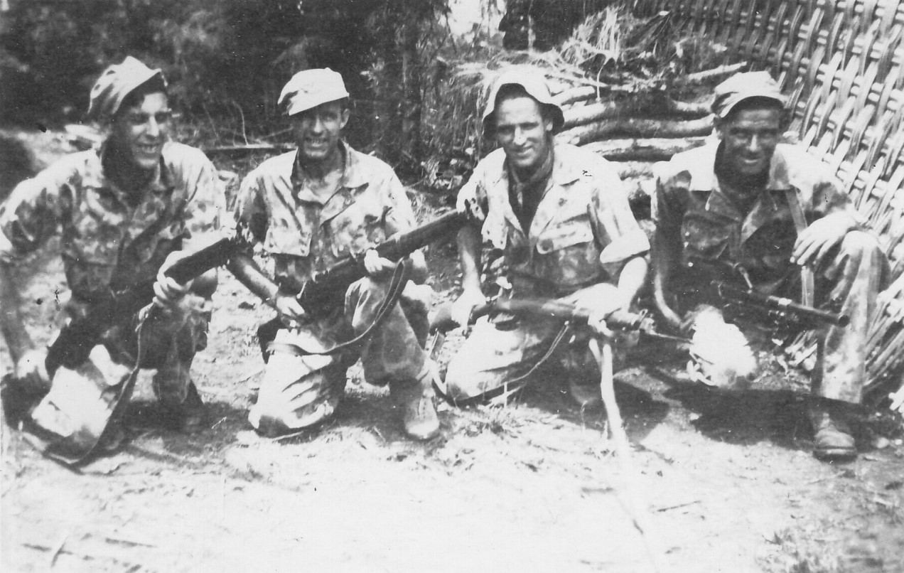 Semarang februari 1947: Stoottroepers onder wie mijn opa (links) poseren in de omgeving van Semarang 
