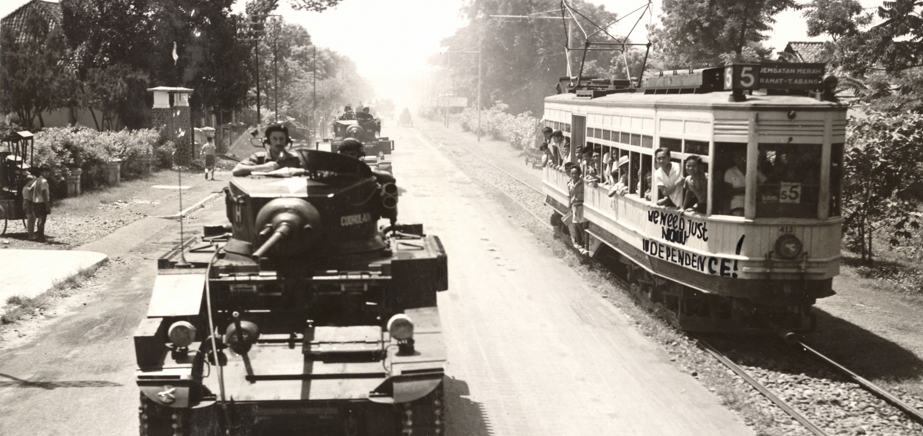 Britse tanks patrouilleren in de straten van Batavia. Op de tram onafhankelijkheidsleuzen. (Opname: 29-10-1945) BeeldbankWO2/NIOD